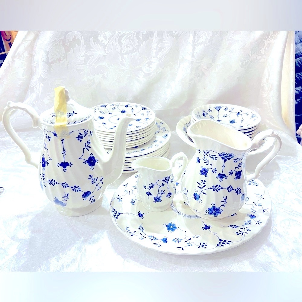 Set of 28 PC Set Vintage Churchill England in Perfect The Georgian Collection.
